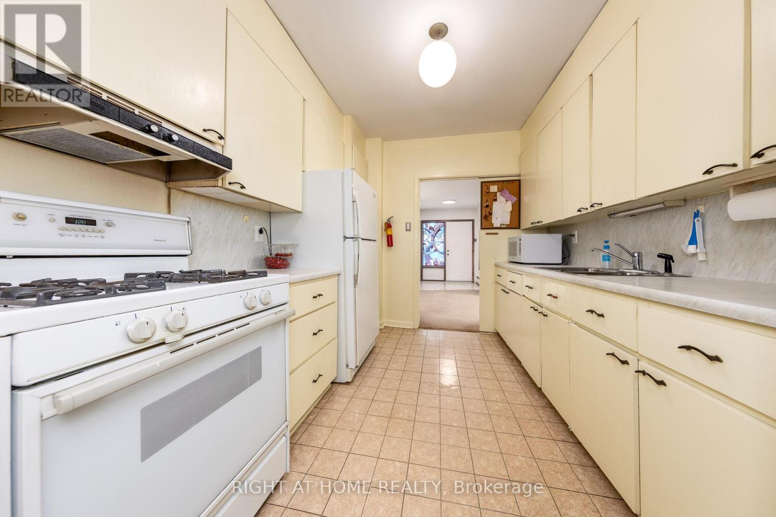 32 Donna Court, Toronto (Newtonbrook East), Ontario  M2M 2C8 - Photo 10 - C12760474