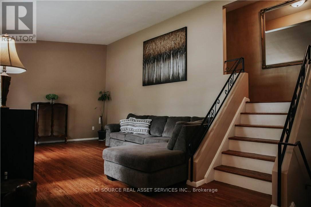 Upper - 1 Vera Court, Hamilton (Corman), Ontario  L8K 4G7 - Photo 12 - X12760506