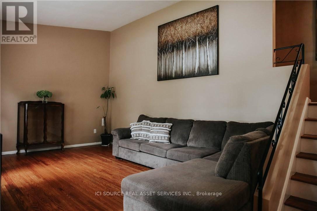 Upper - 1 Vera Court, Hamilton (Corman), Ontario  L8K 4G7 - Photo 8 - X12760506