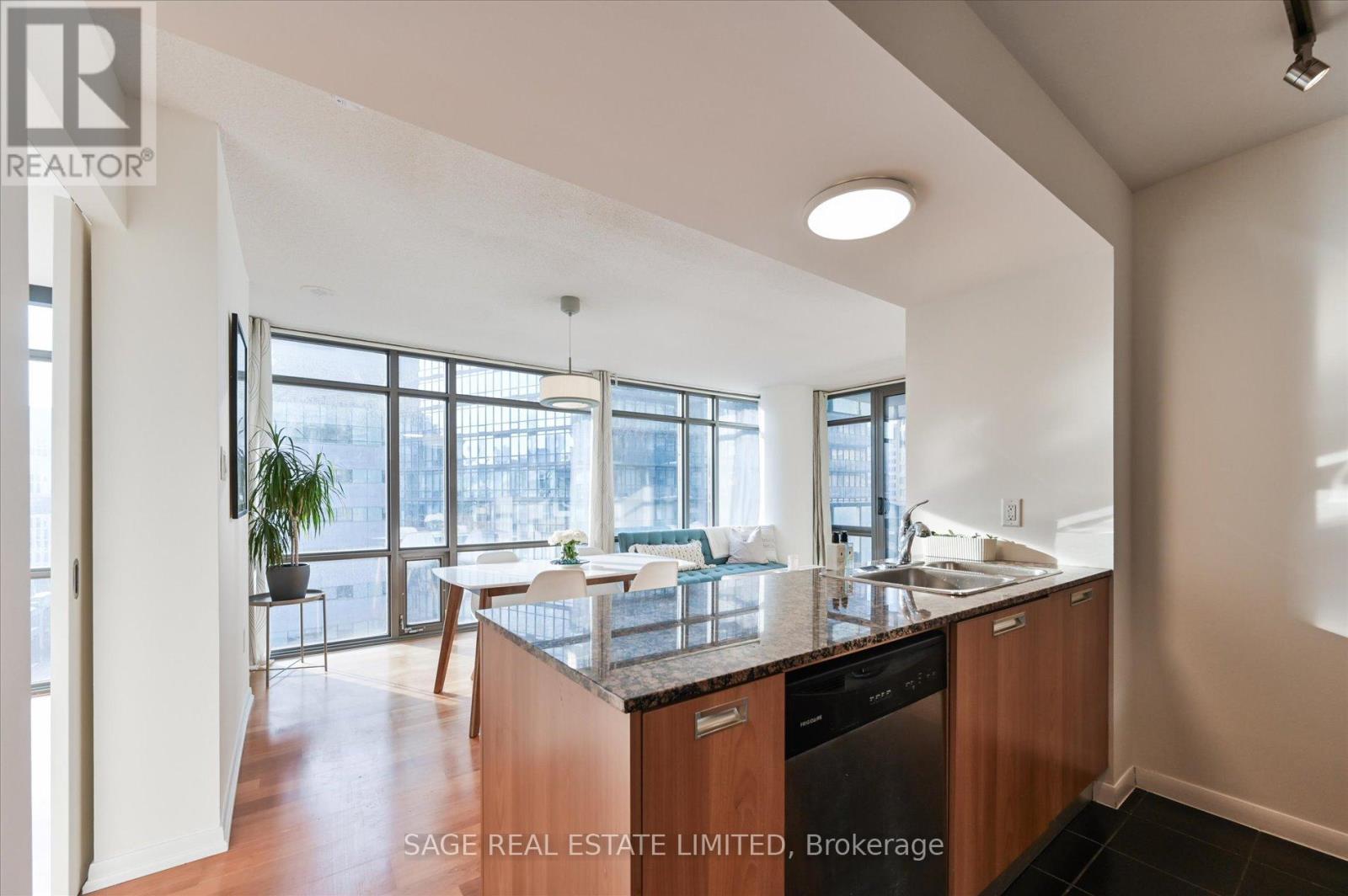 902 - 38 Grenville Street, Toronto (Bay Street Corridor), Ontario  M4Y 1A5 - Photo 13 - C12760590