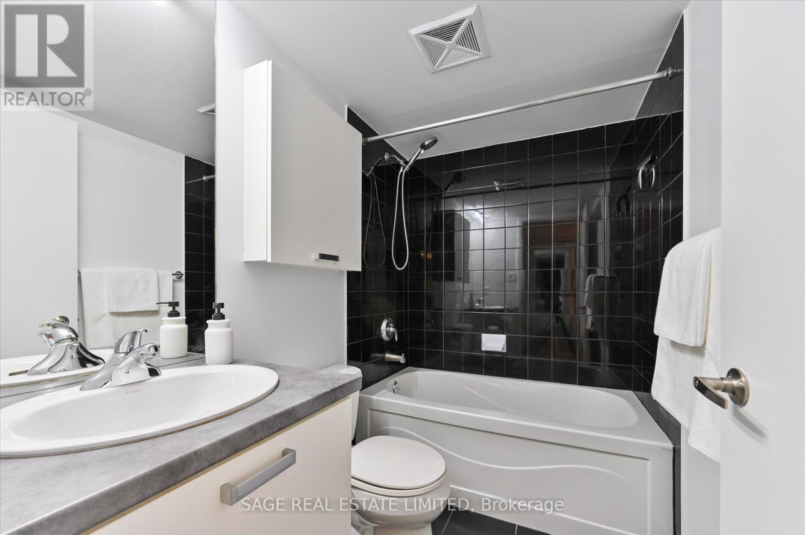 902 - 38 Grenville Street, Toronto (Bay Street Corridor), Ontario  M4Y 1A5 - Photo 16 - C12760590