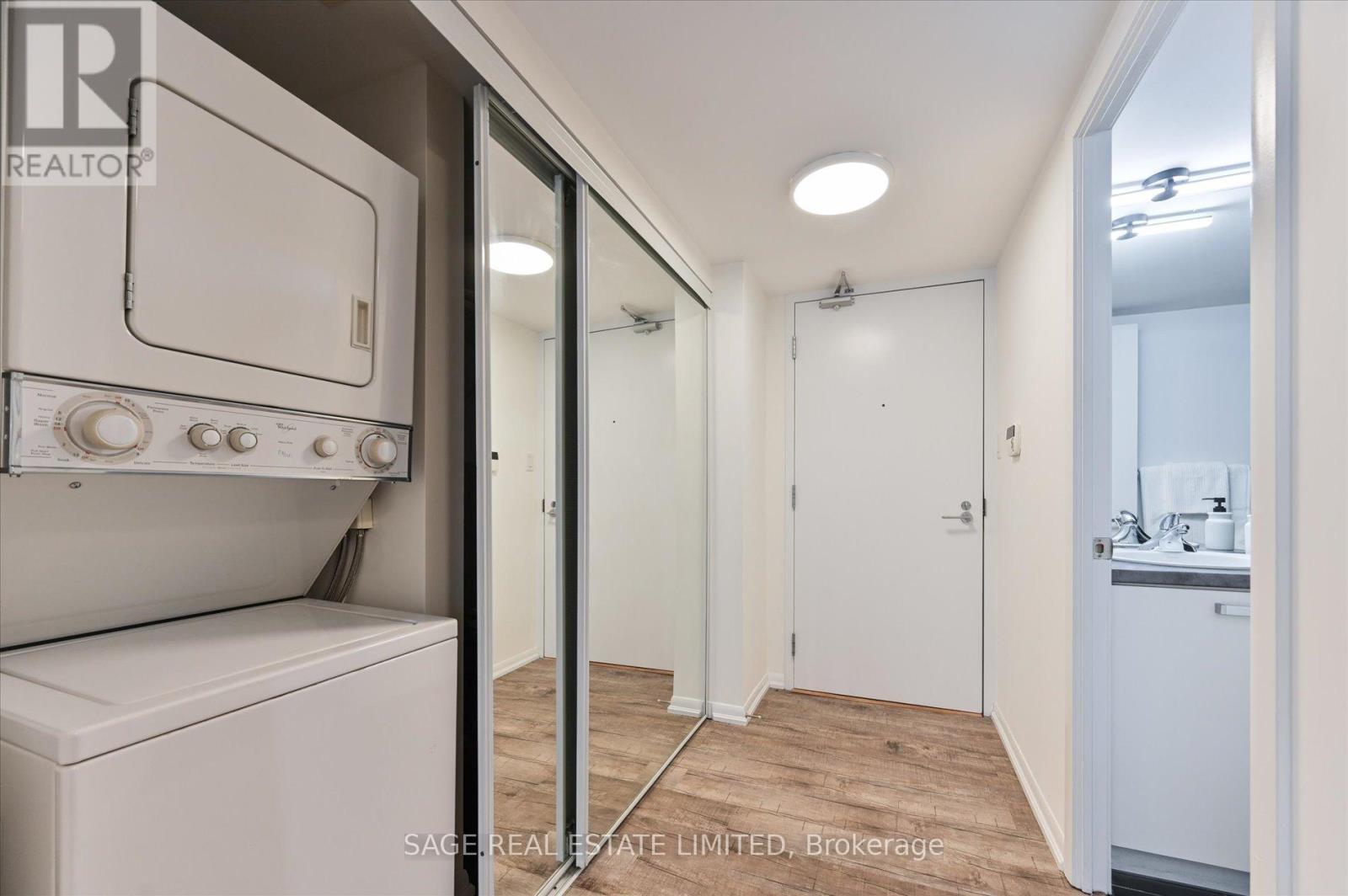 902 - 38 Grenville Street, Toronto (Bay Street Corridor), Ontario  M4Y 1A5 - Photo 17 - C12760590