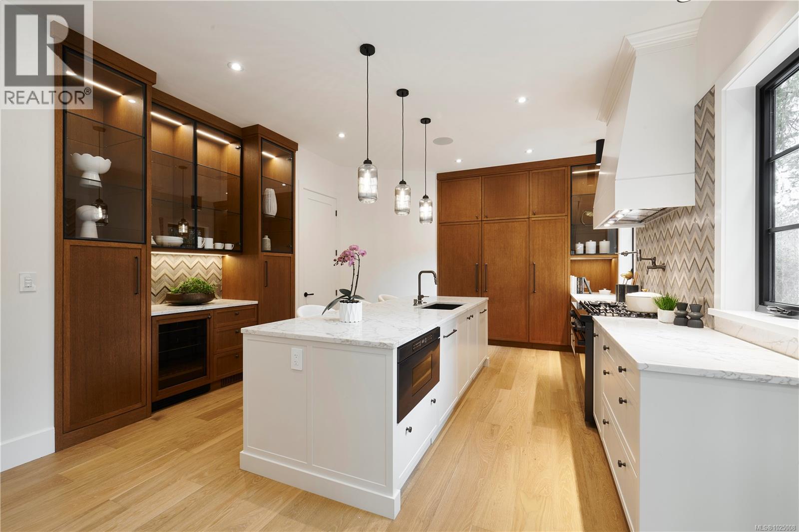 3915 Woodlands Pl, Saanich, British Columbia  V8N 4J7 - Photo 2 - 1025008