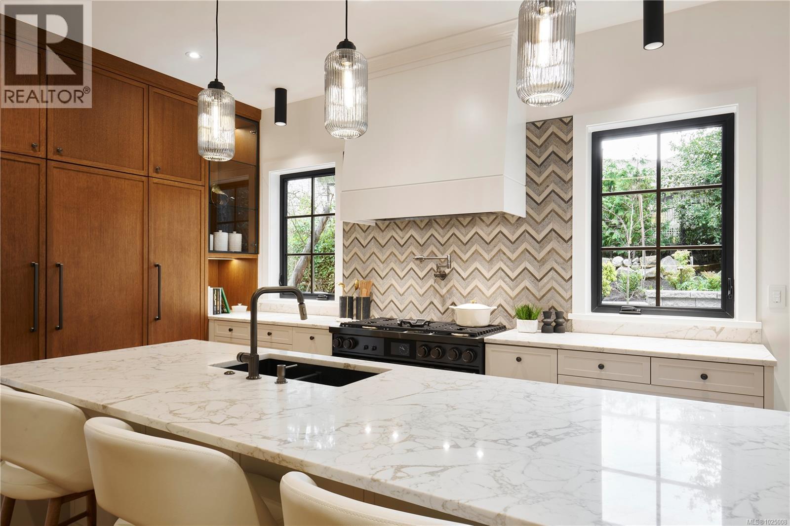 3915 Woodlands Pl, Saanich, British Columbia  V8N 4J7 - Photo 4 - 1025008