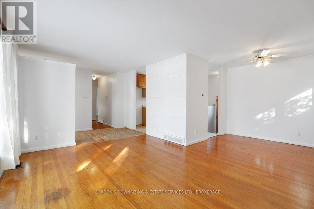 7 Attwood Crescent, Ottawa, Ontario  K2E 5B1 - Photo 11 - X12760676