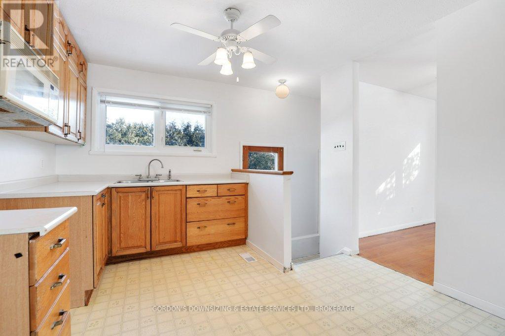 7 Attwood Crescent, Ottawa, Ontario  K2E 5B1 - Photo 17 - X12760676