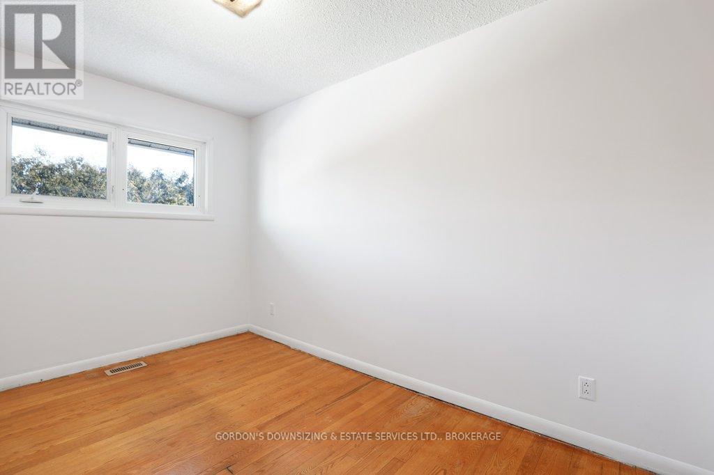 7 Attwood Crescent, Ottawa, Ontario  K2E 5B1 - Photo 22 - X12760676
