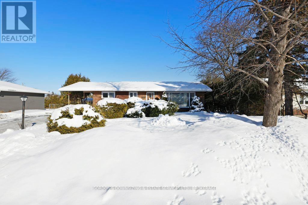 7 Attwood Crescent, Ottawa, Ontario  K2E 5B1 - Photo 3 - X12760676