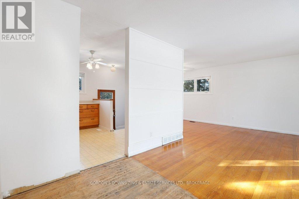 7 Attwood Crescent, Ottawa, Ontario  K2E 5B1 - Photo 5 - X12760676