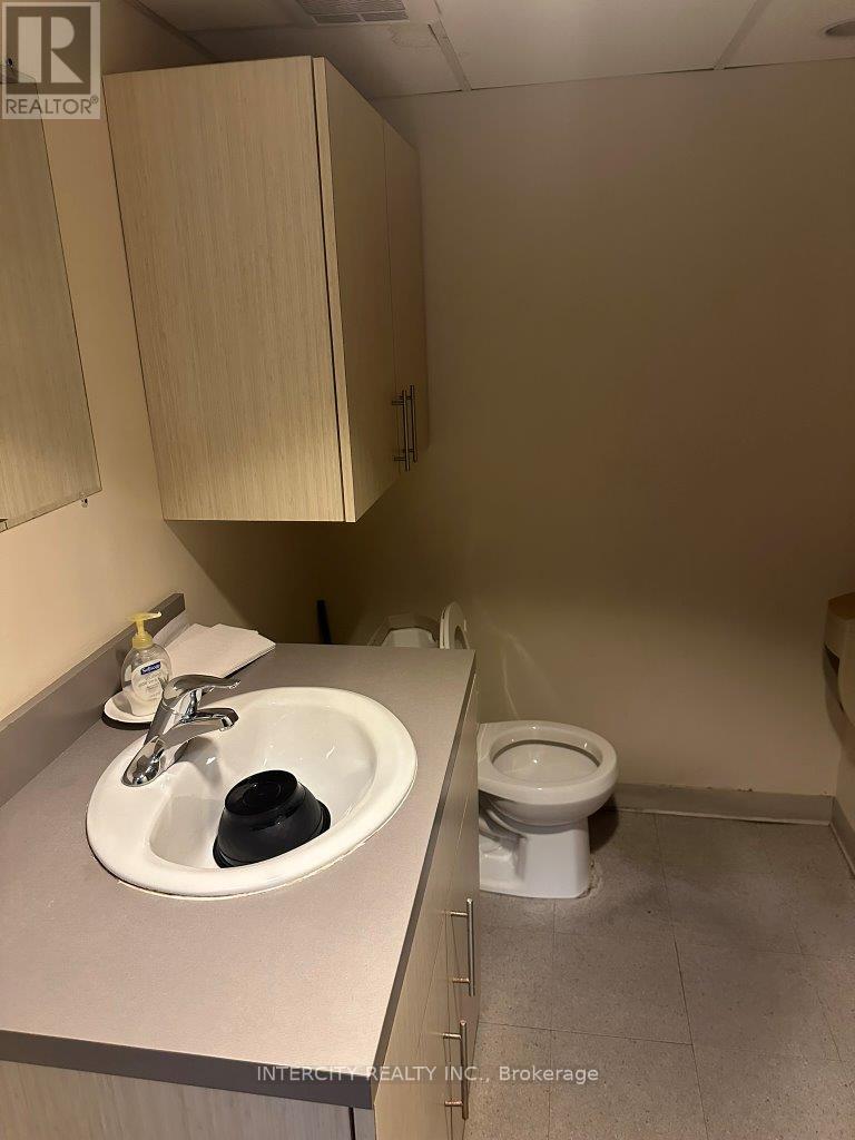 2/f - 627 Bloor Street W, Toronto, Ontario  M6G 1K8 - Photo 31 - C12757940