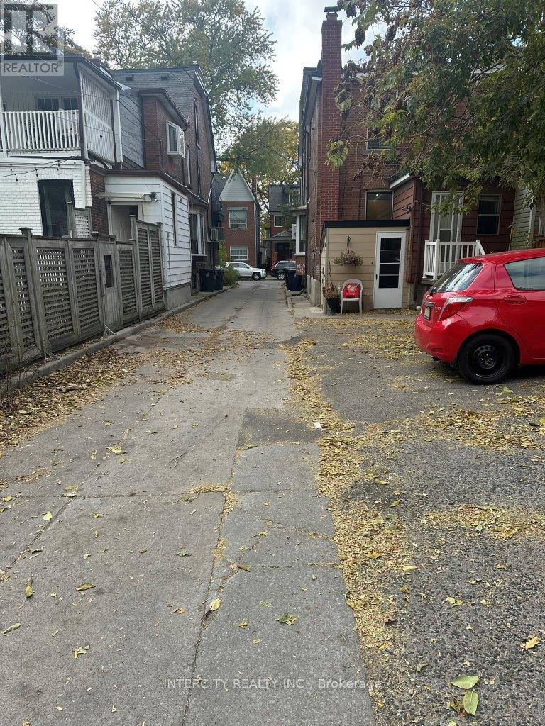 2/f - 627 Bloor Street W, Toronto, Ontario  M6G 1K8 - Photo 38 - C12757940