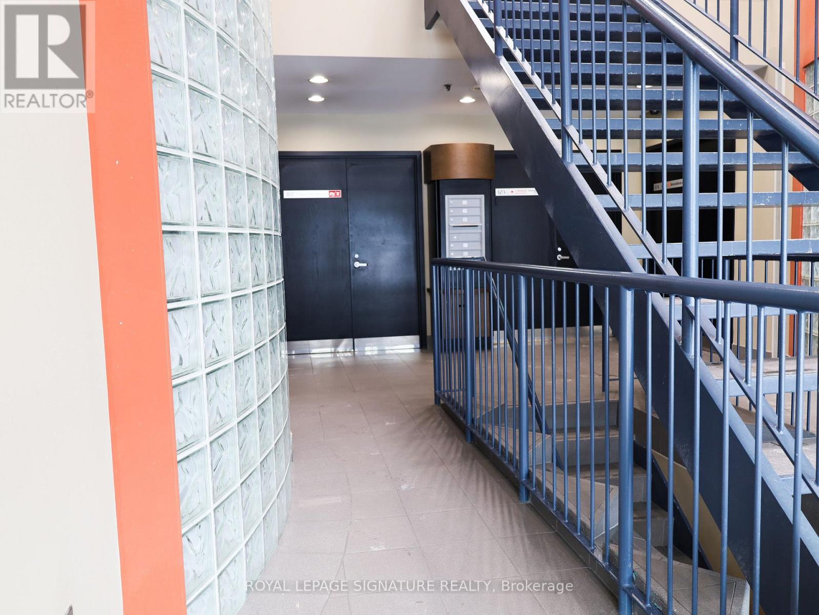 5-102 - 2600 Skymark Avenue, Mississauga (Airport Corporate), Ontario  L4W 5B2 - Photo 3 - W12760642