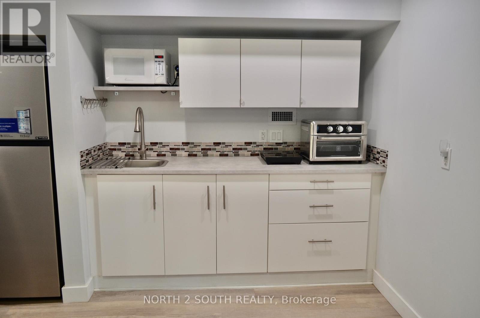 Bsmt - 9 Barwell Crescent, Toronto, Ontario  M9W 2W4 - Photo 2 - W12760690