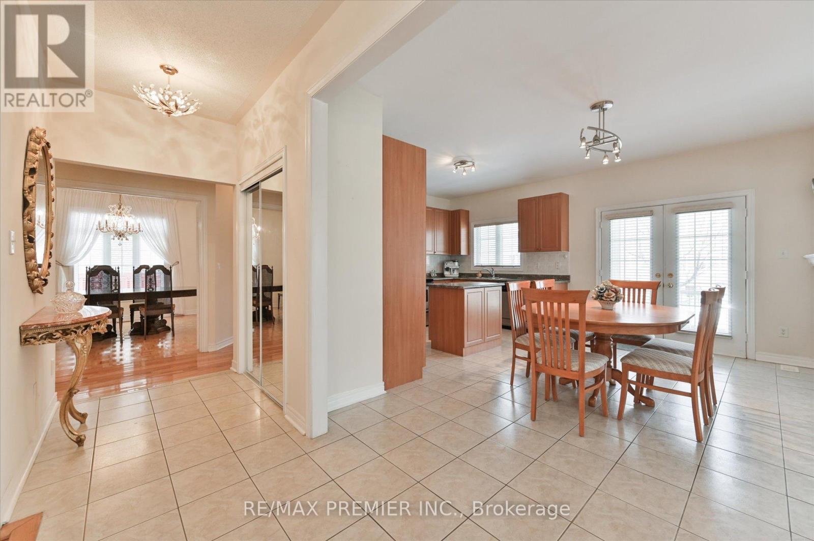 10 Leparc Road, Brampton (Vales Of Castlemore North), Ontario  L6P 1X9 - Photo 7 - W12760744