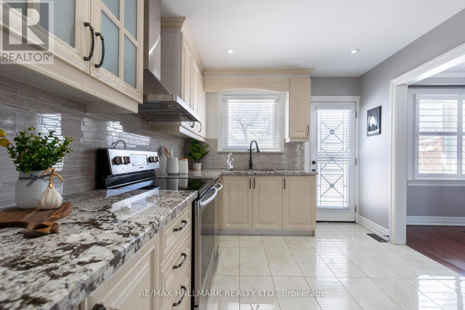 16 Marblehead Road, Toronto (Kingsview Village-The Westway), Ontario  M9R 3B6 - Photo 13 - W12756268