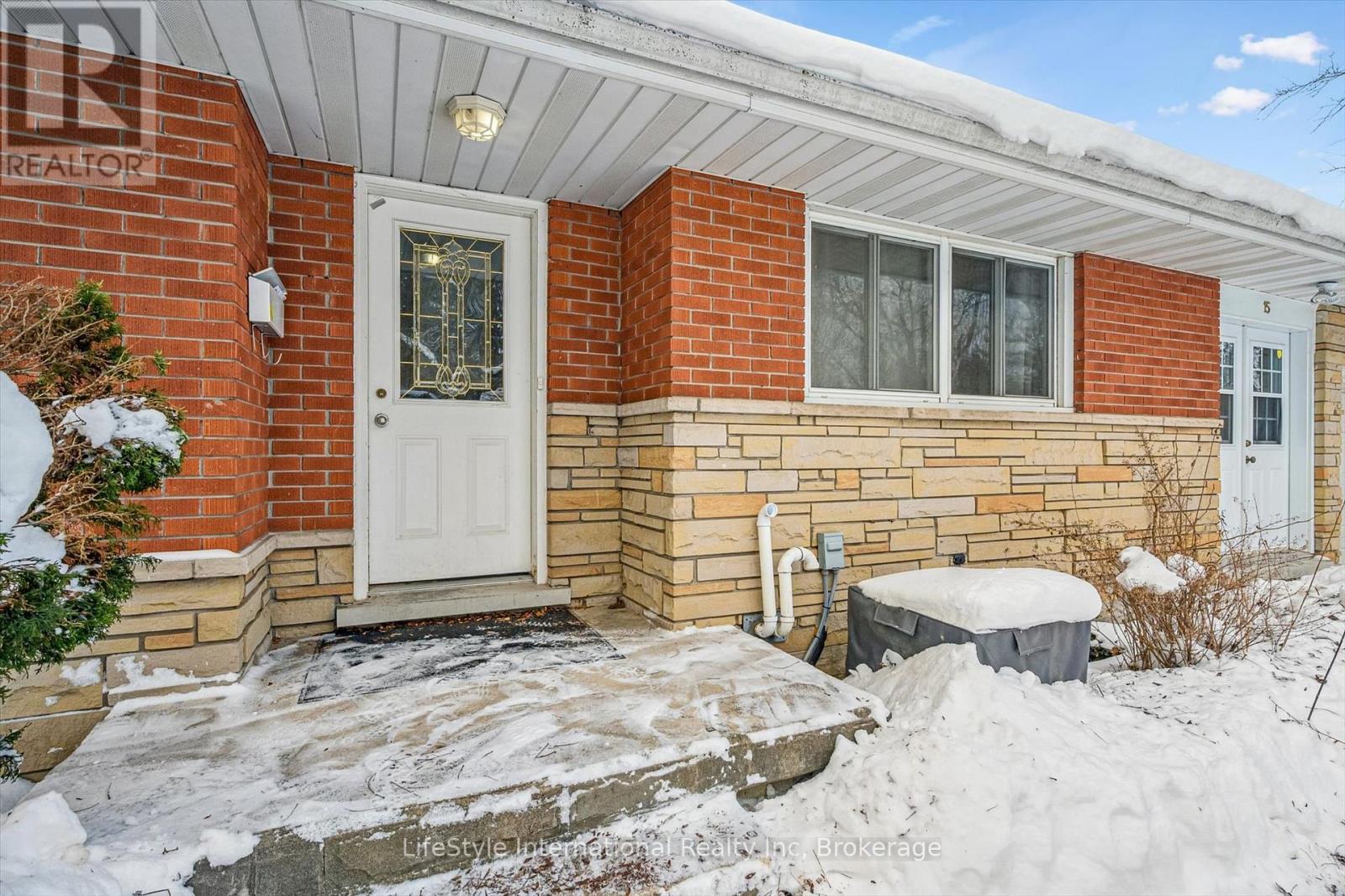 15 Fairview Boulevard, Guelph, Ontario  N1G 1H3 - Photo 5 - X12760772