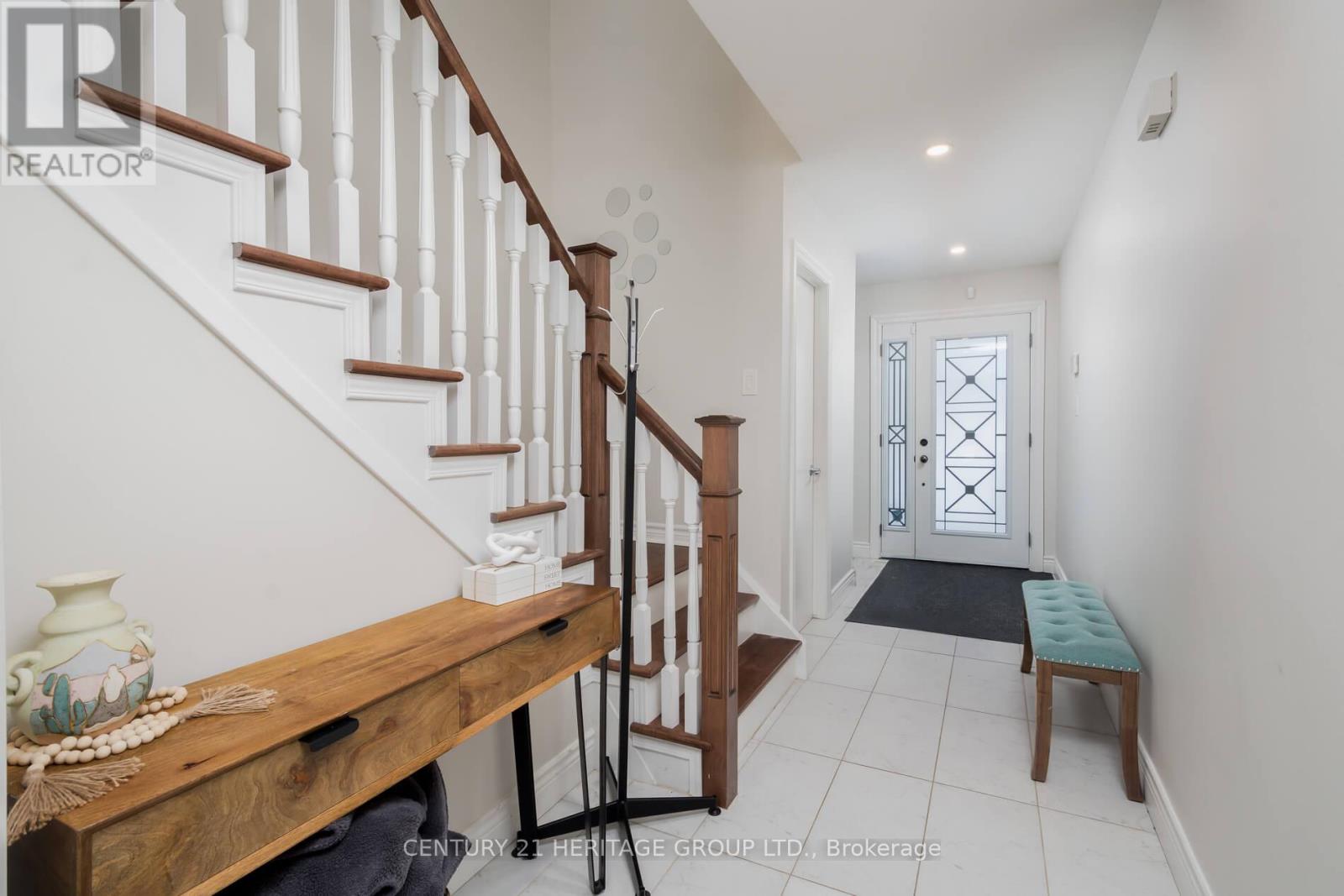 13 Michael Drive E, Richmond Hill, Ontario  L4C 5W6 - Photo 5 - N12760906