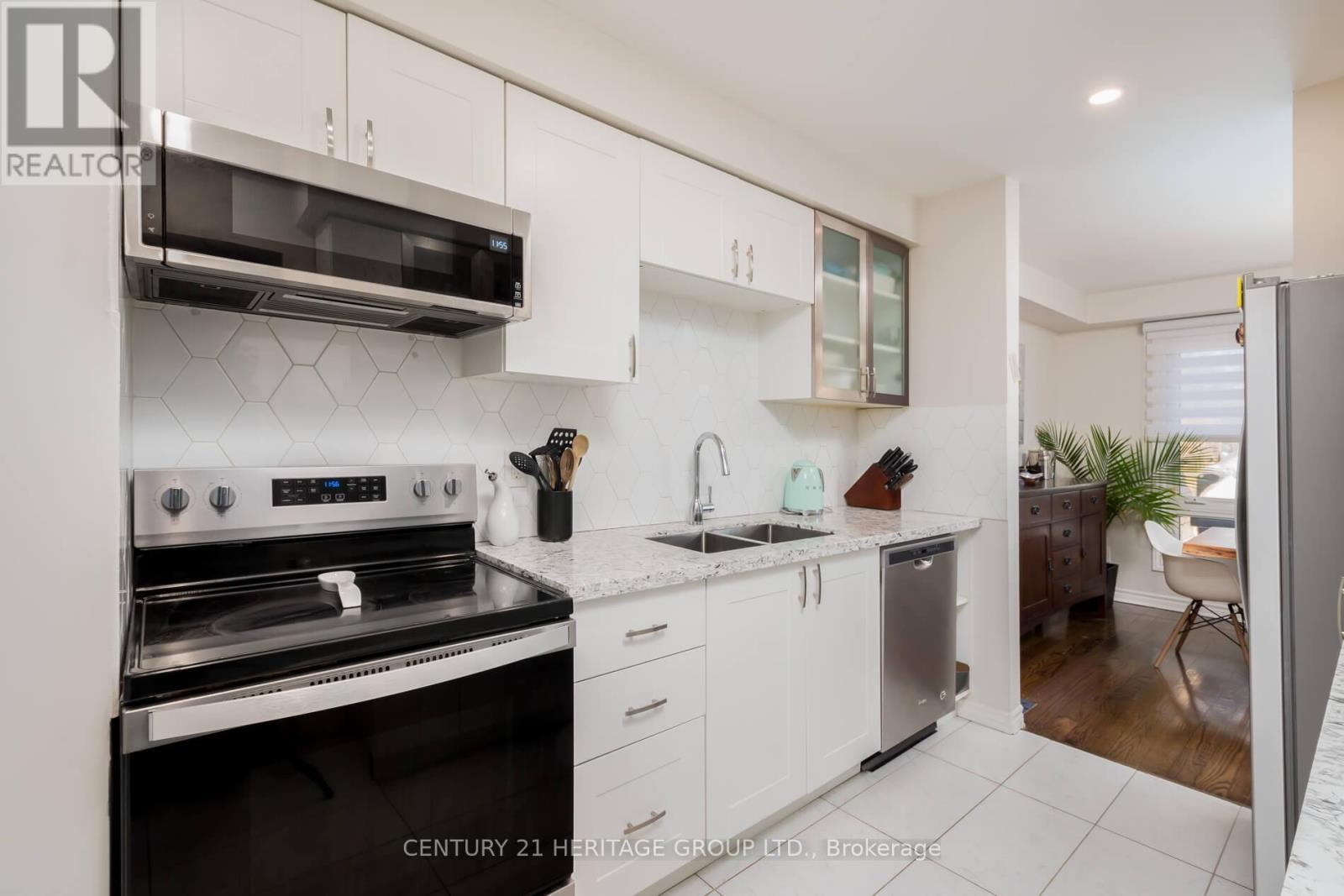 13 Michael Drive E, Richmond Hill, Ontario  L4C 5W6 - Photo 9 - N12760906