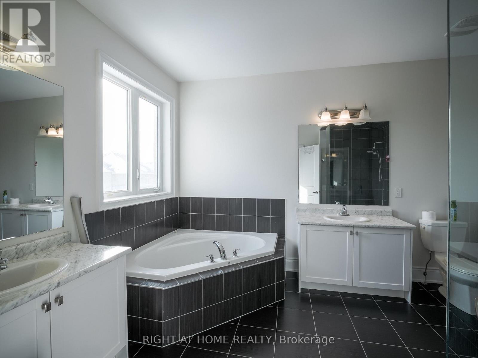 Upper - 30 Alistair Crescent, Vaughan (Kleinburg), Ontario  L4K 4B4 - Photo 5 - N12760940