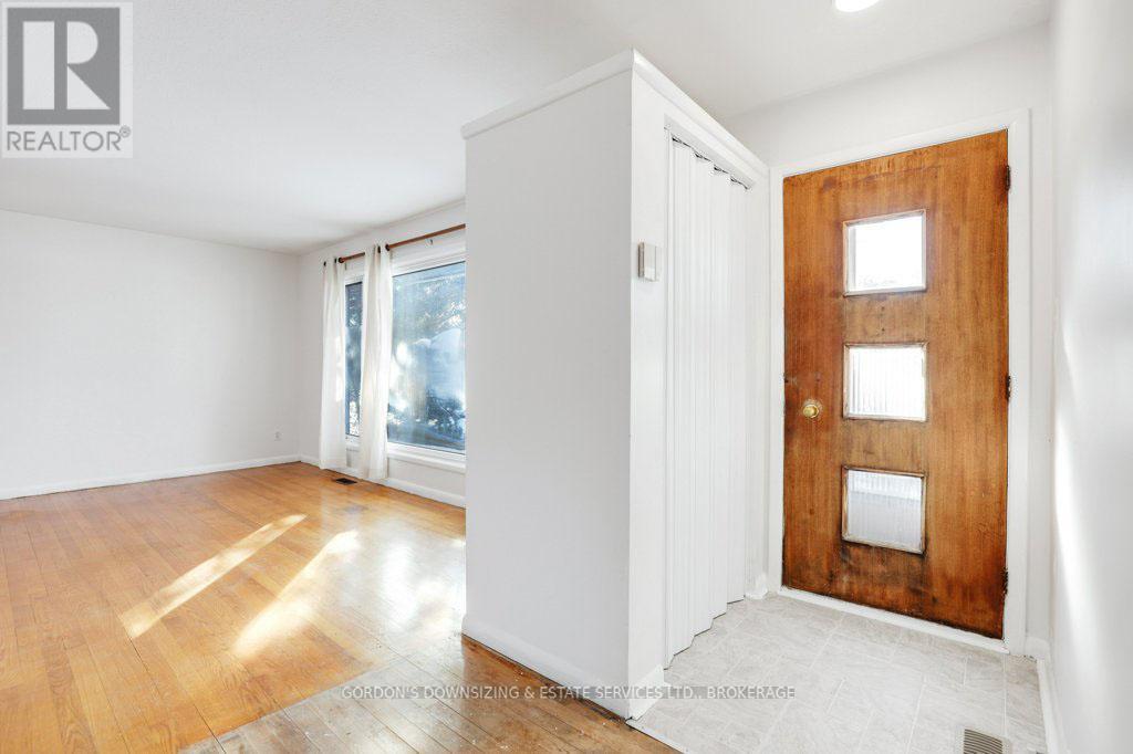 7 Attwood Crescent, Ottawa, Ontario  K2E 5B1 - Photo 6 - X12760676