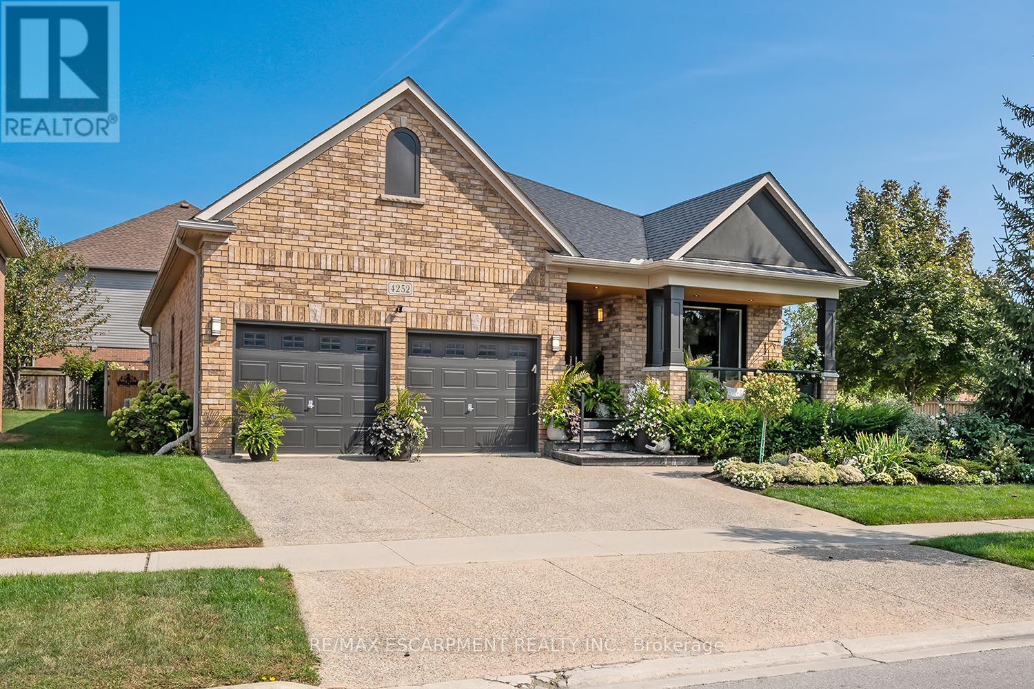 4252 Sarazen Drive, Burlington, Ontario  L7M 4Z2 - Photo 2 - W12760848