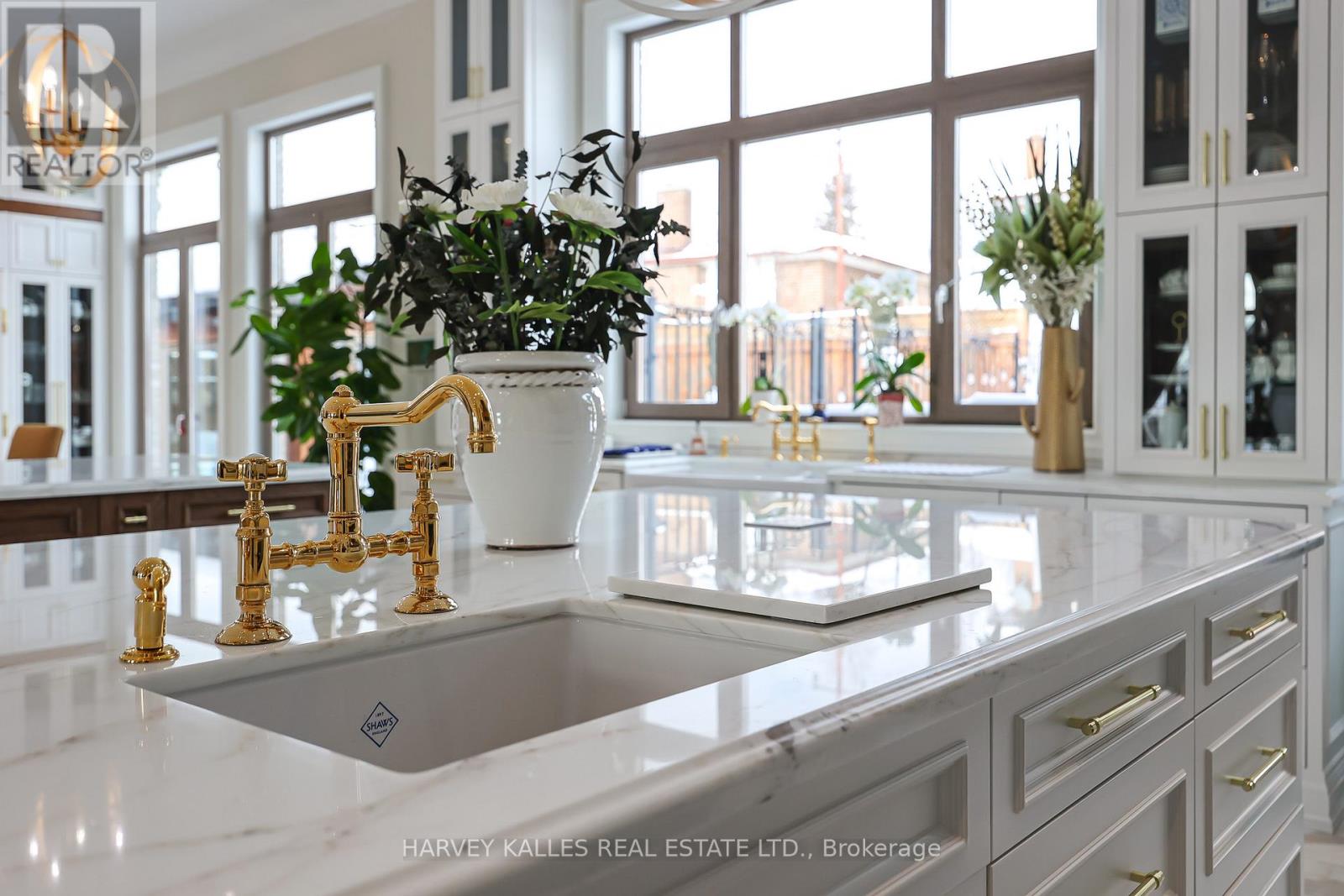 318 Maple Leaf Drive, Toronto (Maple Leaf), Ontario  M6L 1P6 - Photo 13 - W12760892