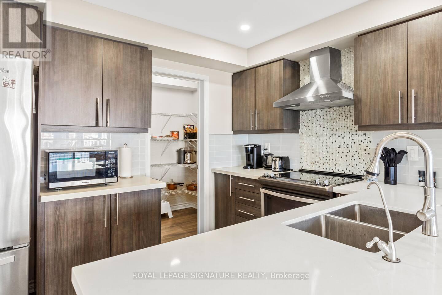 11 Eckford Lane, Brampton (Northwest Brampton), Ontario  L7A 4G8 - Photo 2 - W12760910