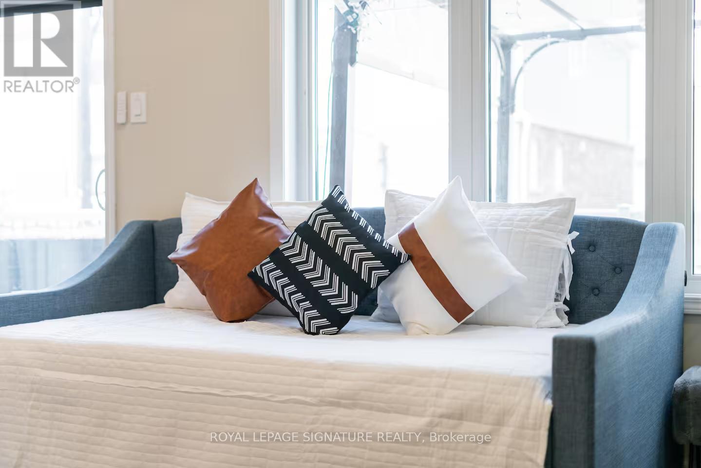 11 Eckford Lane, Brampton (Northwest Brampton), Ontario  L7A 4G8 - Photo 5 - W12760910