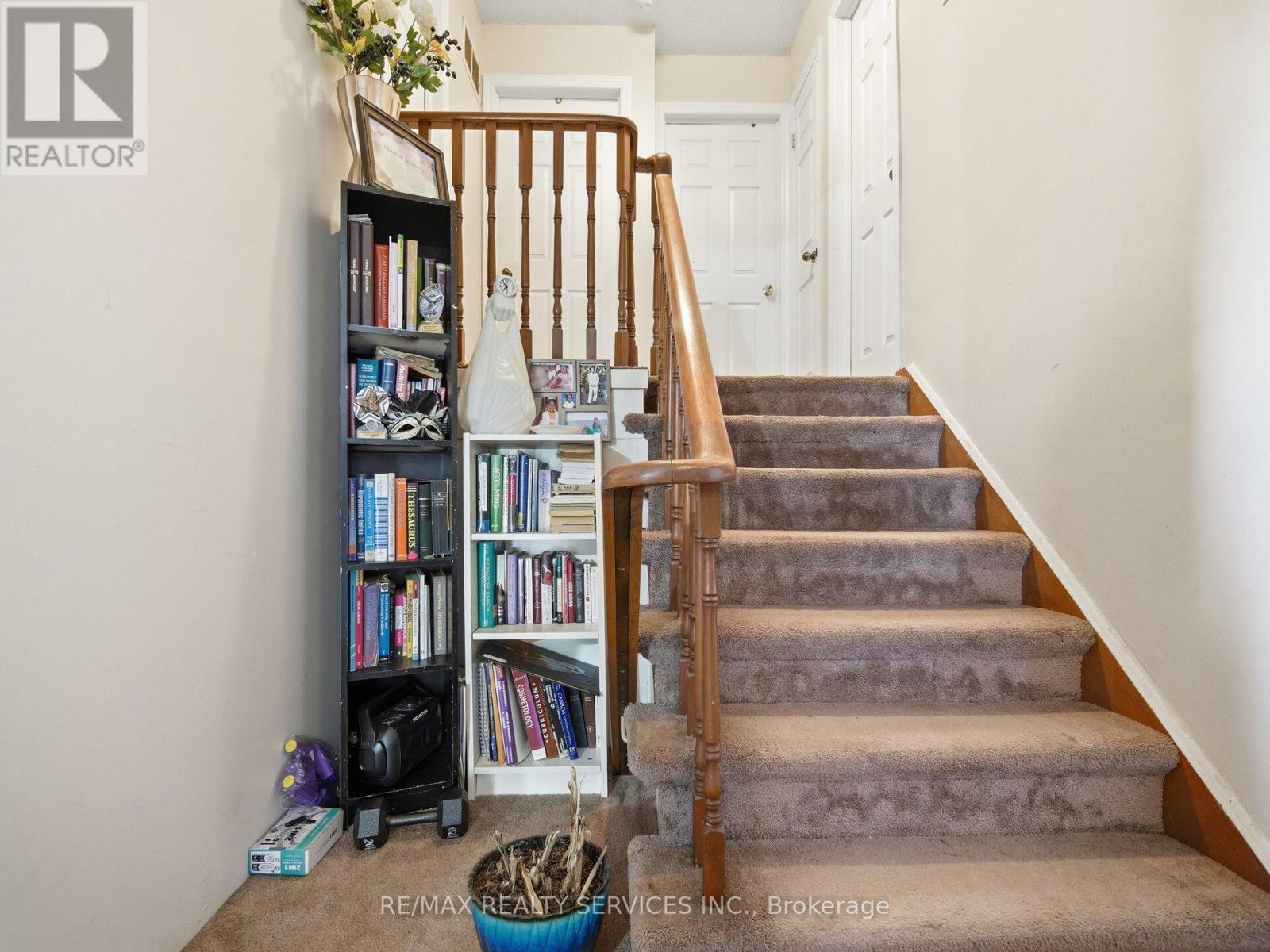 8 Deerpark Crescent, Brampton, Ontario  L6X 2T7 - Photo 13 - W12760932