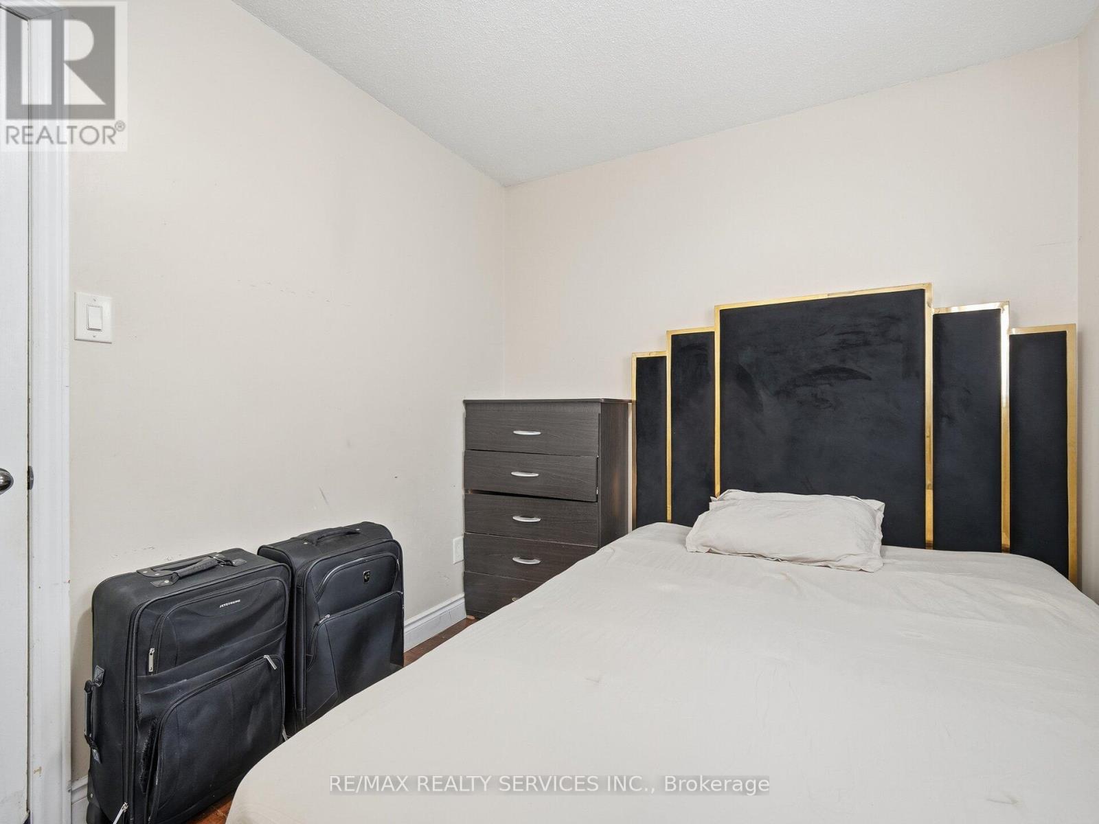 8 Deerpark Crescent, Brampton, Ontario  L6X 2T7 - Photo 17 - W12760932