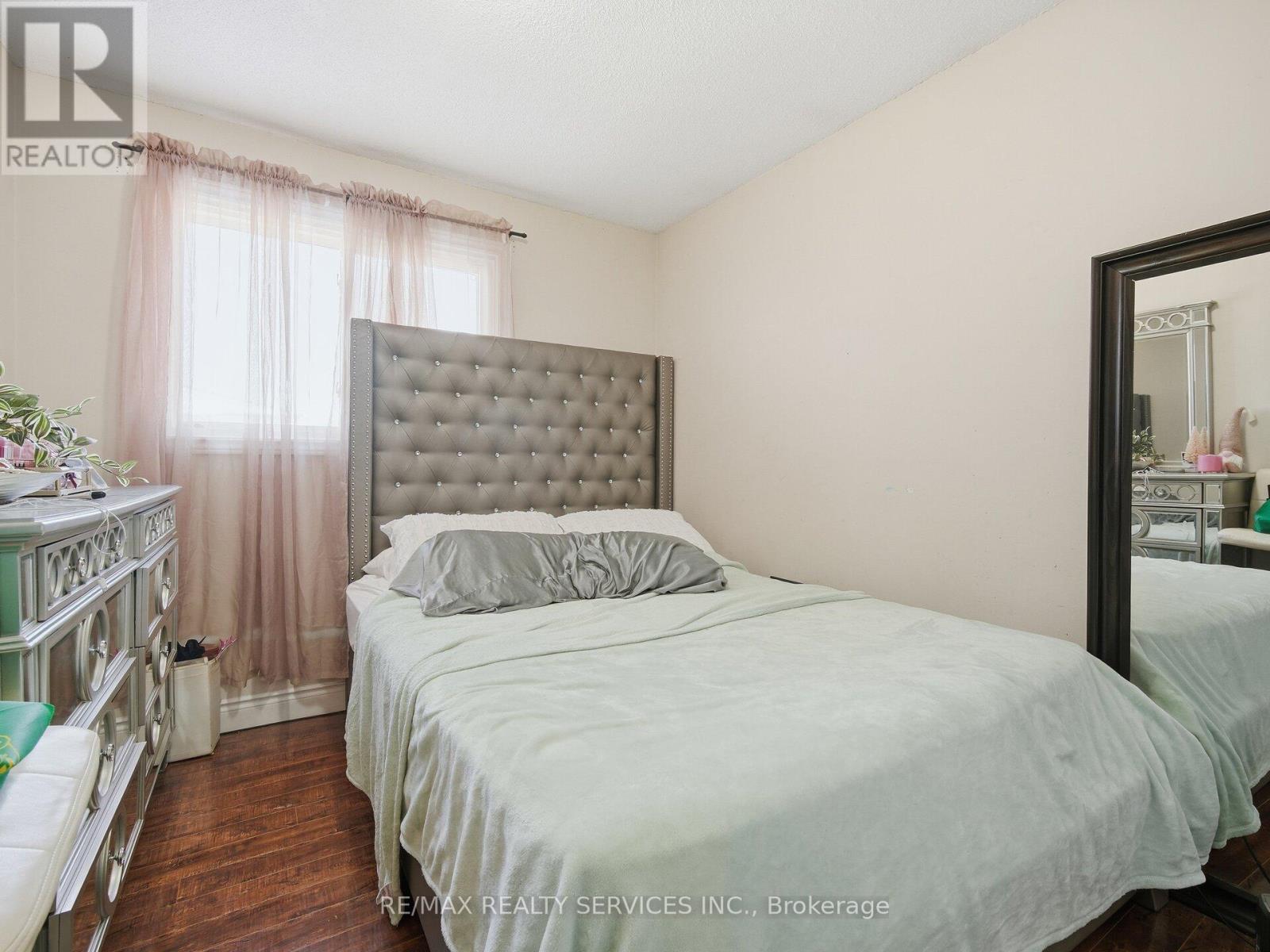 8 Deerpark Crescent, Brampton, Ontario  L6X 2T7 - Photo 19 - W12760932