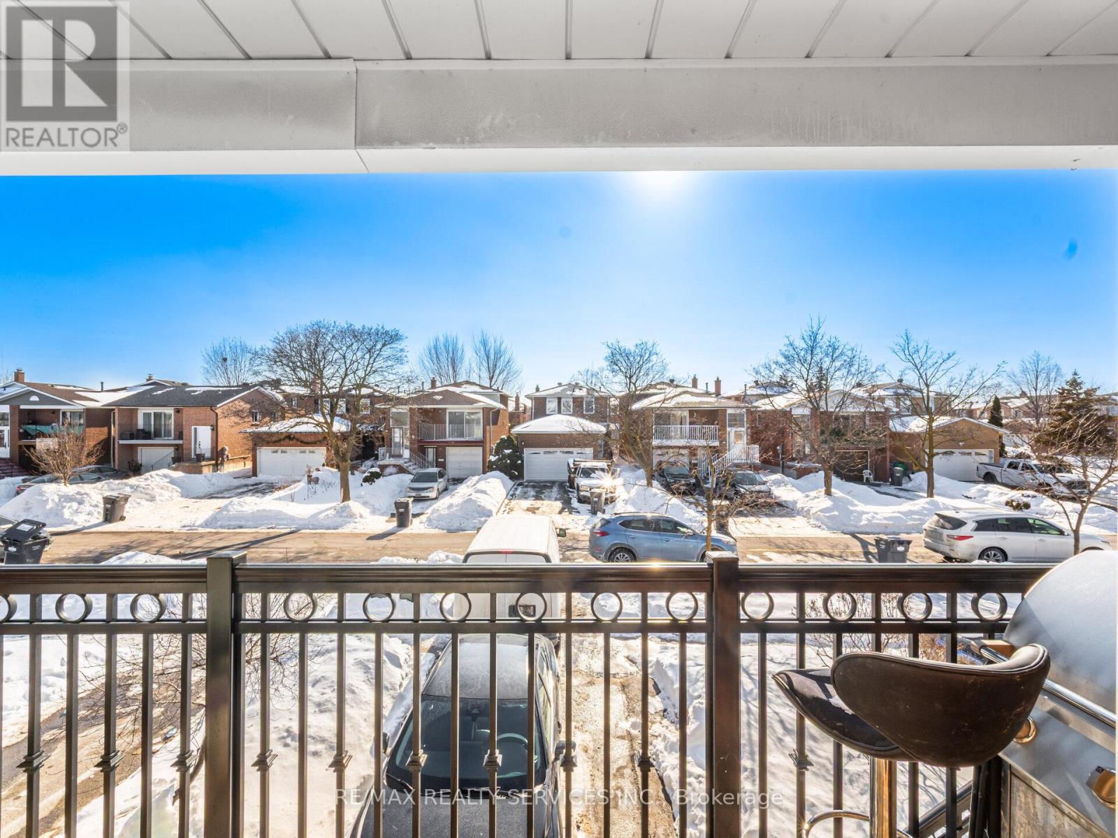 8 Deerpark Crescent, Brampton, Ontario  L6X 2T7 - Photo 4 - W12760932