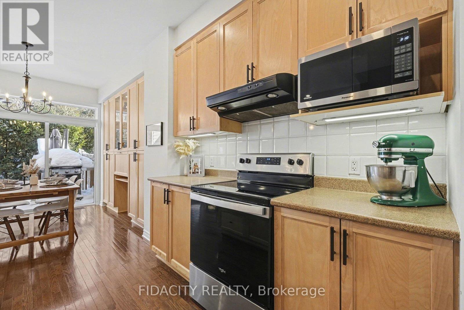 291 Horseshoe Crescent, Ottawa, Ontario  K2S 0B7 - Photo 12 - X12761164