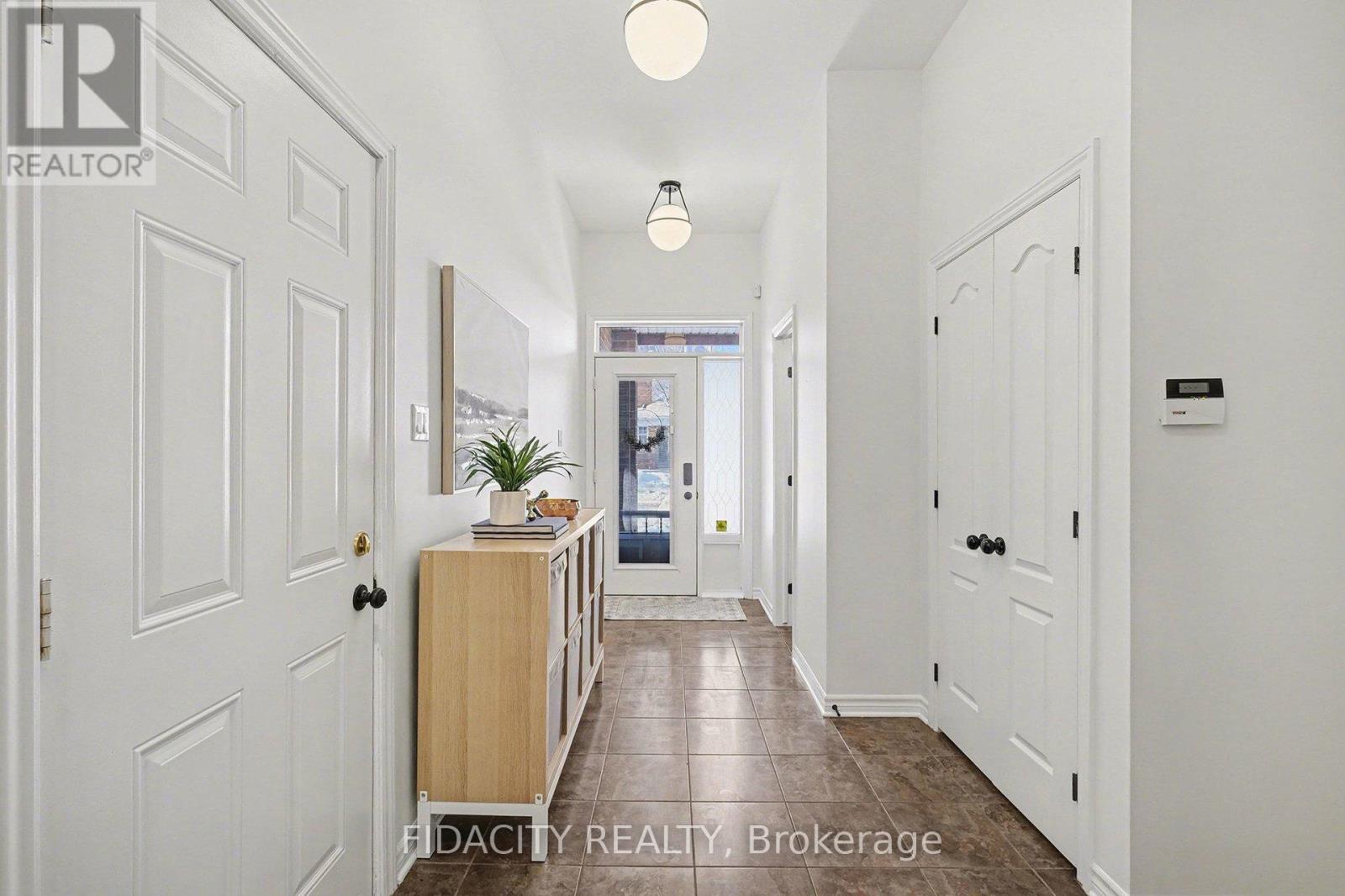 291 Horseshoe Crescent, Ottawa, Ontario  K2S 0B7 - Photo 3 - X12761164