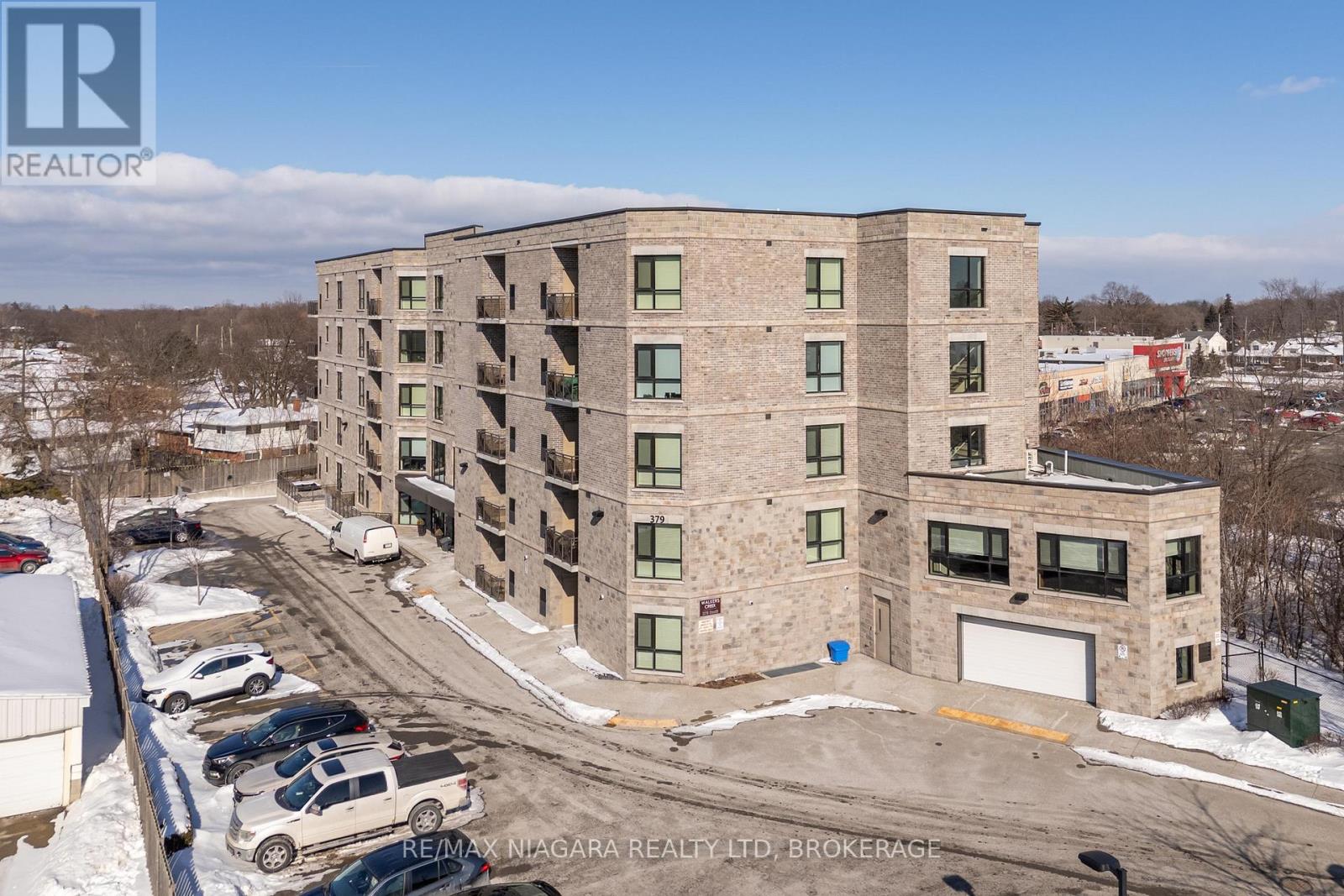 209 - 379 Scott Street, St. Catharines, Ontario  L2M 3W2 - Photo 1 - X12760944