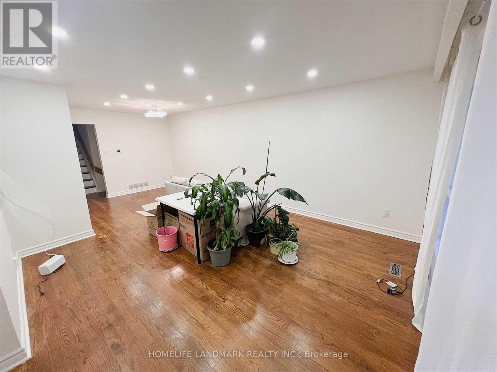 UPPER + GROUND LEVEL - 84 HARRINGTON CRESCENT, Toronto, Ontario