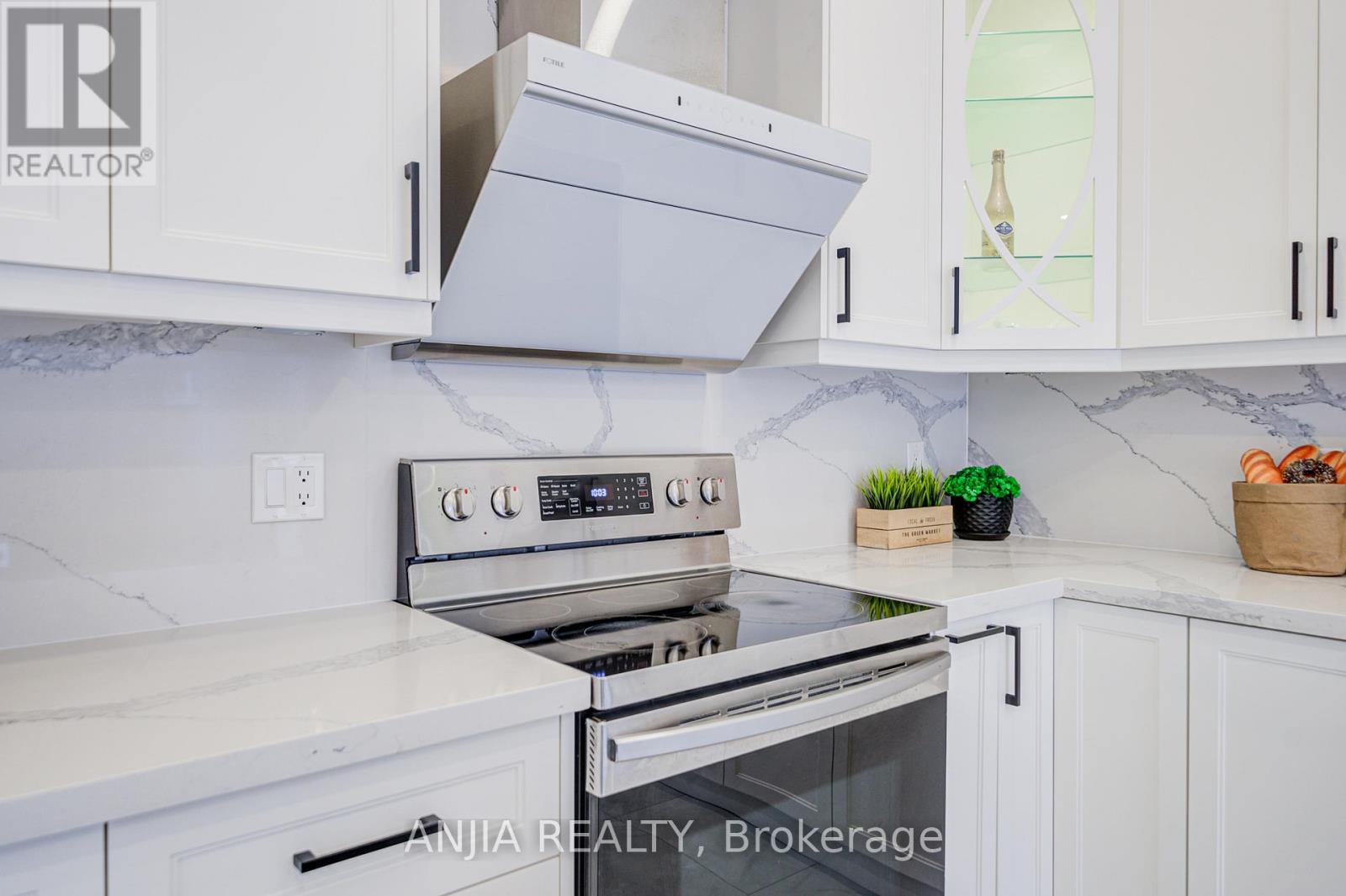 289 Hoover Park Drive, Whitchurch-Stouffville, Ontario  L4A 1K9 - Photo 20 - N12761138