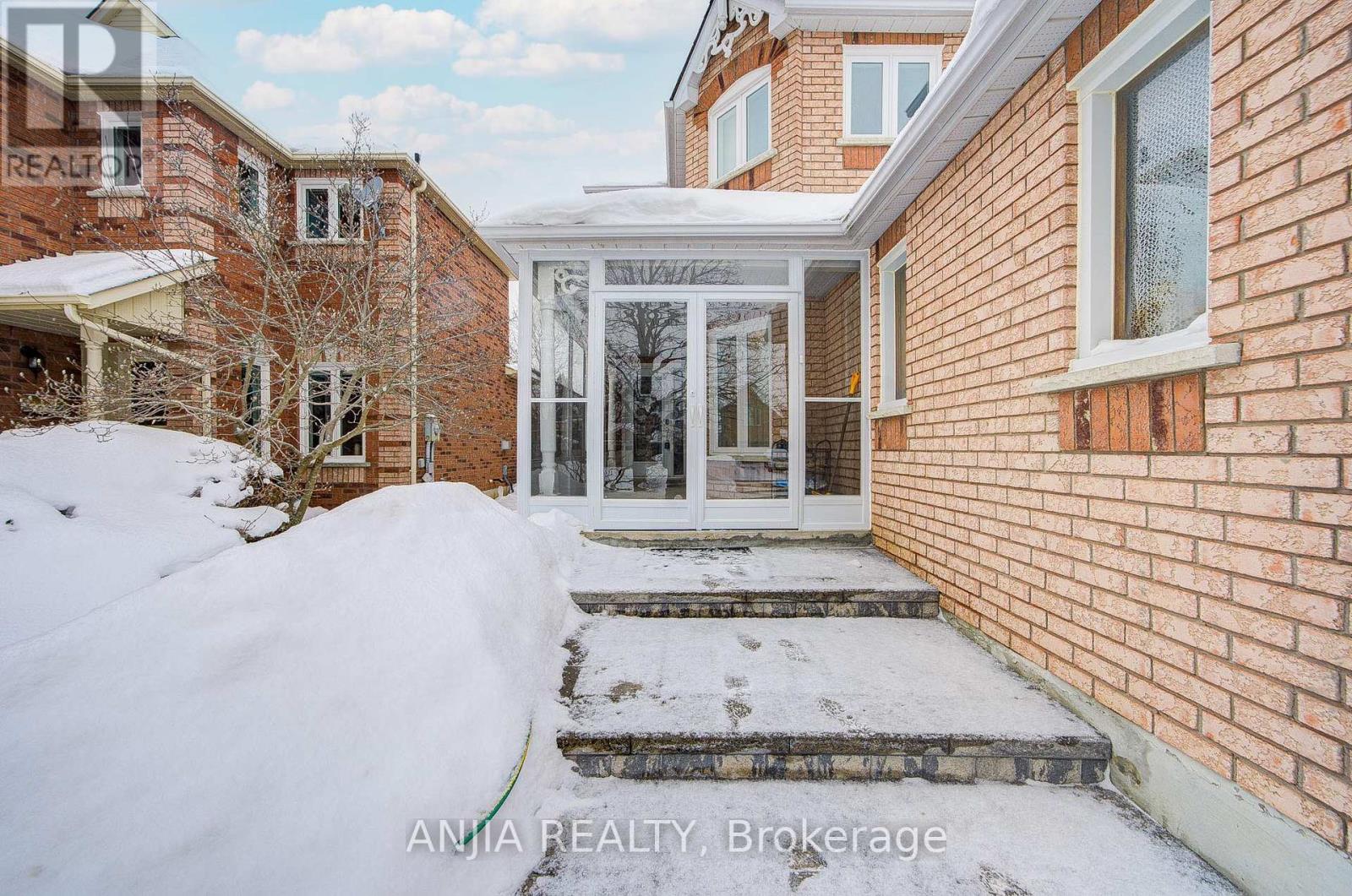 289 Hoover Park Drive, Whitchurch-Stouffville, Ontario  L4A 1K9 - Photo 3 - N12761138