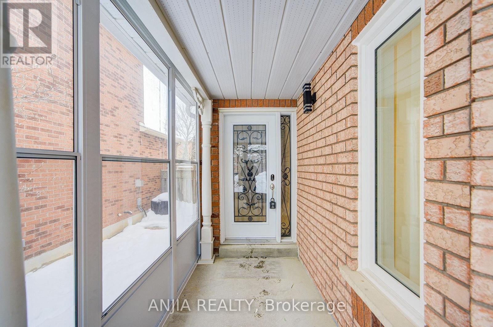 289 Hoover Park Drive, Whitchurch-Stouffville, Ontario  L4A 1K9 - Photo 4 - N12761138