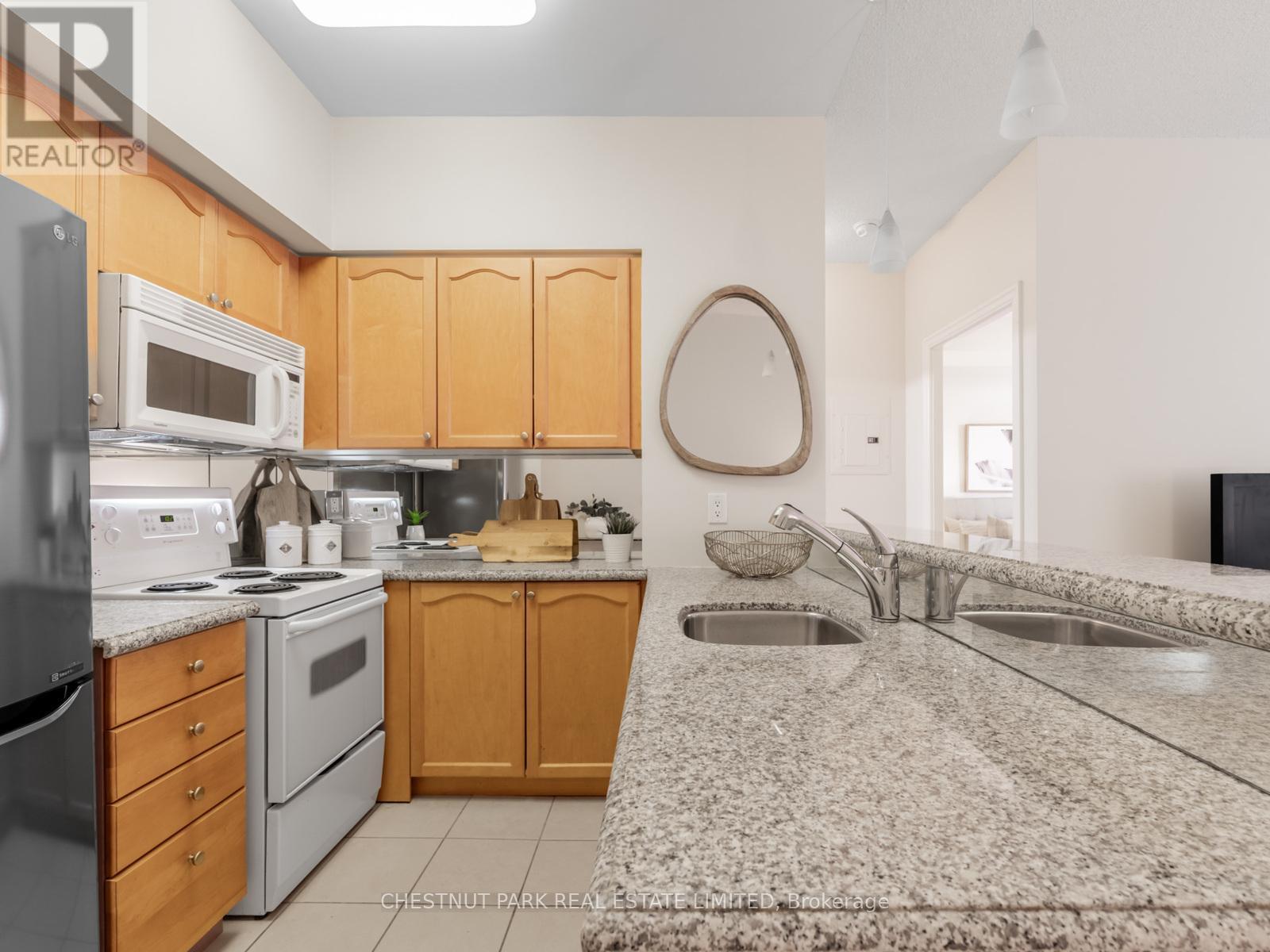 501 - 2119 Lake Shore Boulevard W, Toronto (Mimico), Ontario  M8V 4E8 - Photo 3 - W12760988