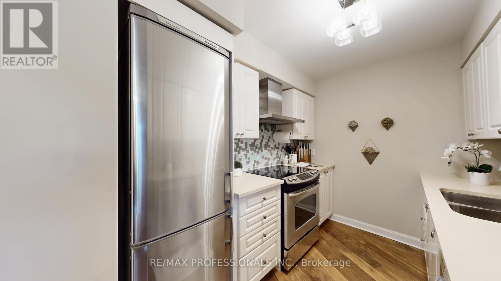 305 - 1 Michael Power Place, Toronto, Ontario  M9A 0A1 - Photo 11 - W12761046