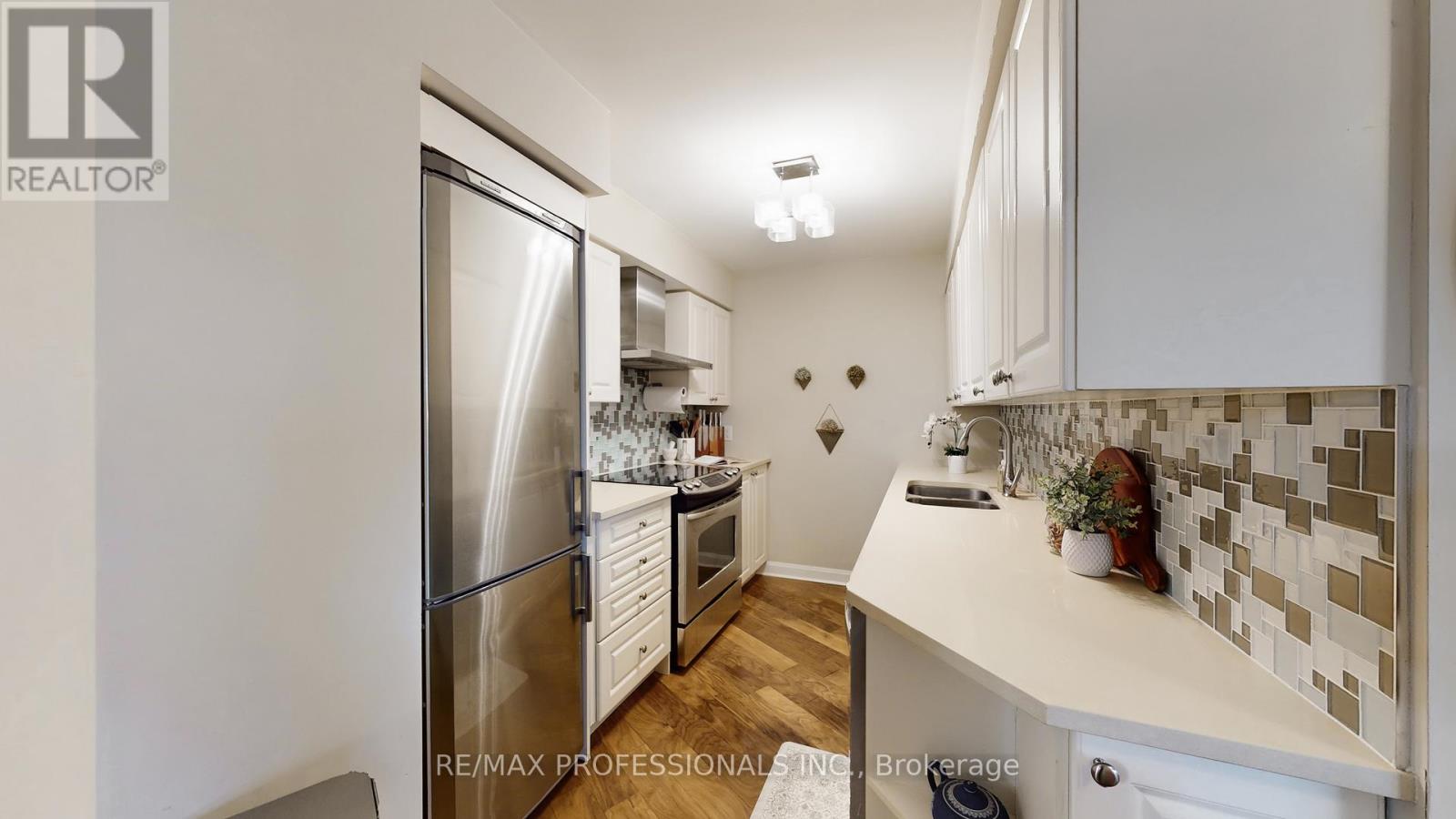 305 - 1 Michael Power Place, Toronto, Ontario  M9A 0A1 - Photo 8 - W12761046