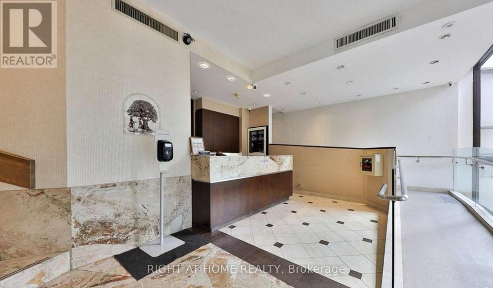 1018 - 1333 Bloor Street, Mississauga, Ontario  L4Y 3T6 - Photo 2 - W12761098