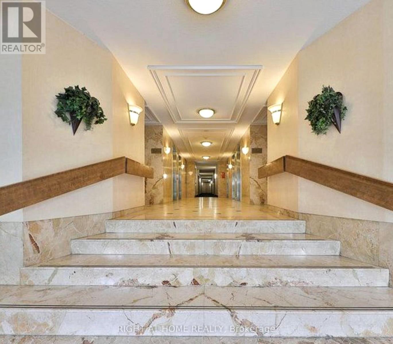 1018 - 1333 Bloor Street, Mississauga, Ontario  L4Y 3T6 - Photo 3 - W12761098