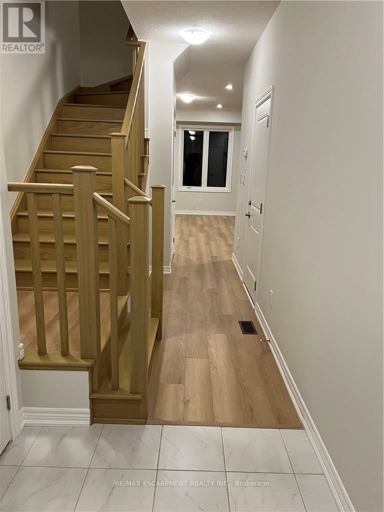 5 Genoa Drive, Hamilton, Ontario  L9B 0K1 - Photo 3 - X12761222