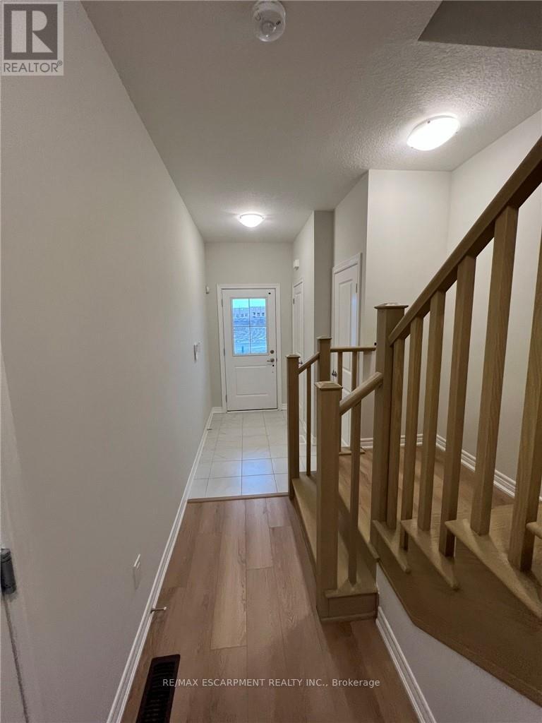 5 Genoa Drive, Hamilton, Ontario  L9B 0K1 - Photo 5 - X12761222