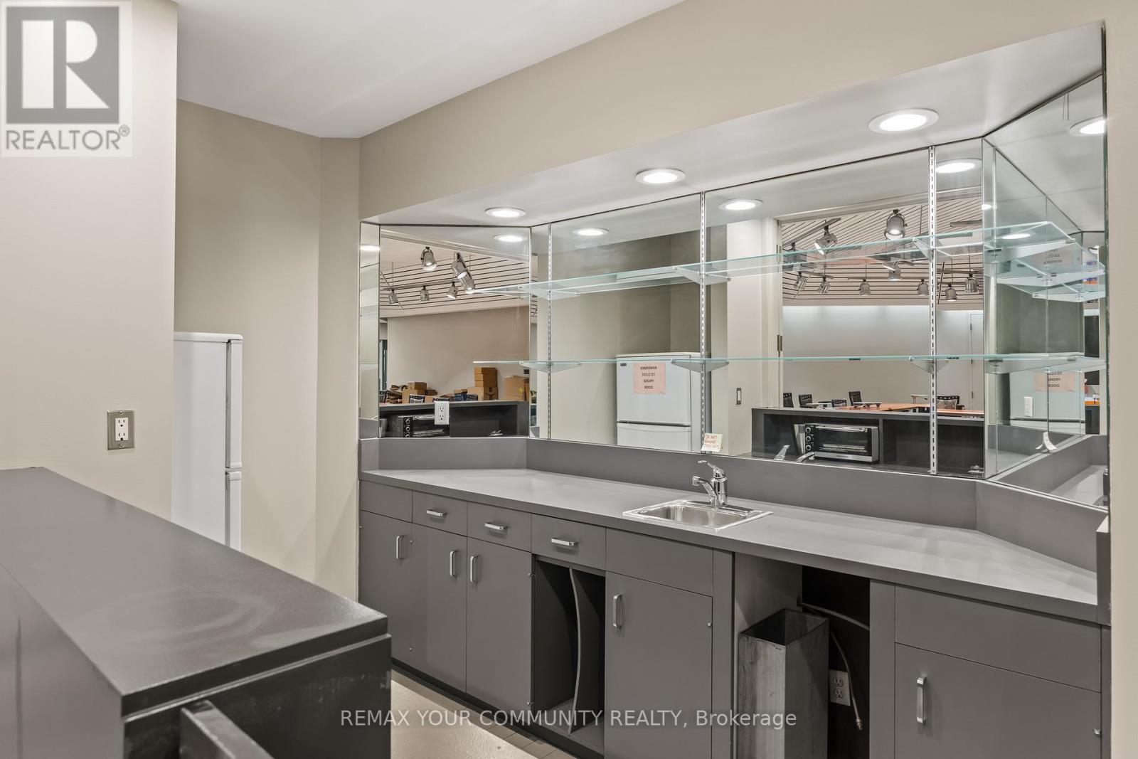 785 Arrow Road, Toronto (Humbermede), Ontario  M9M 2L4 - Photo 9 - W12541722