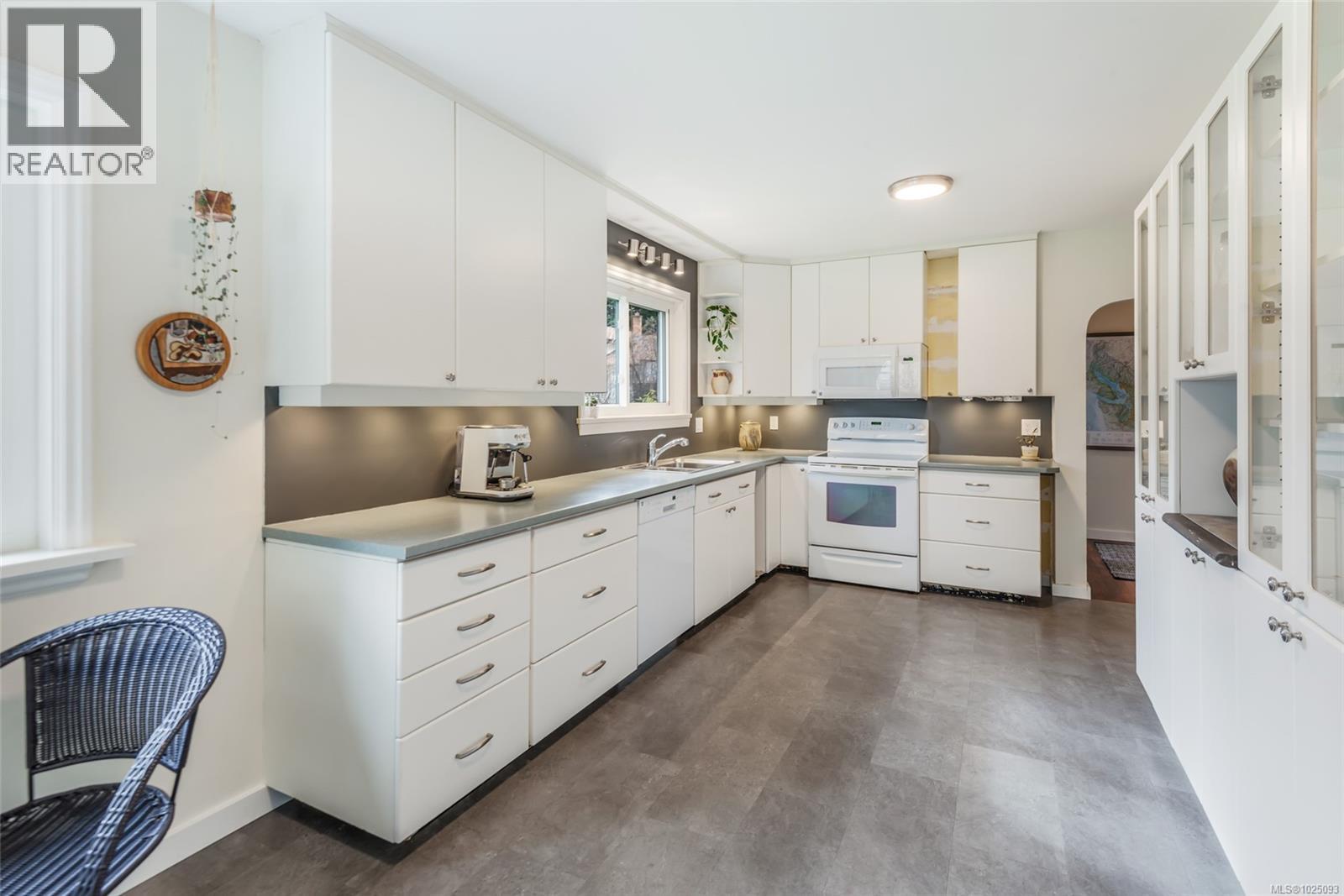 380 Hirst Ave W, Parksville, British Columbia  V9P 1K4 - Photo 4 - 1025093