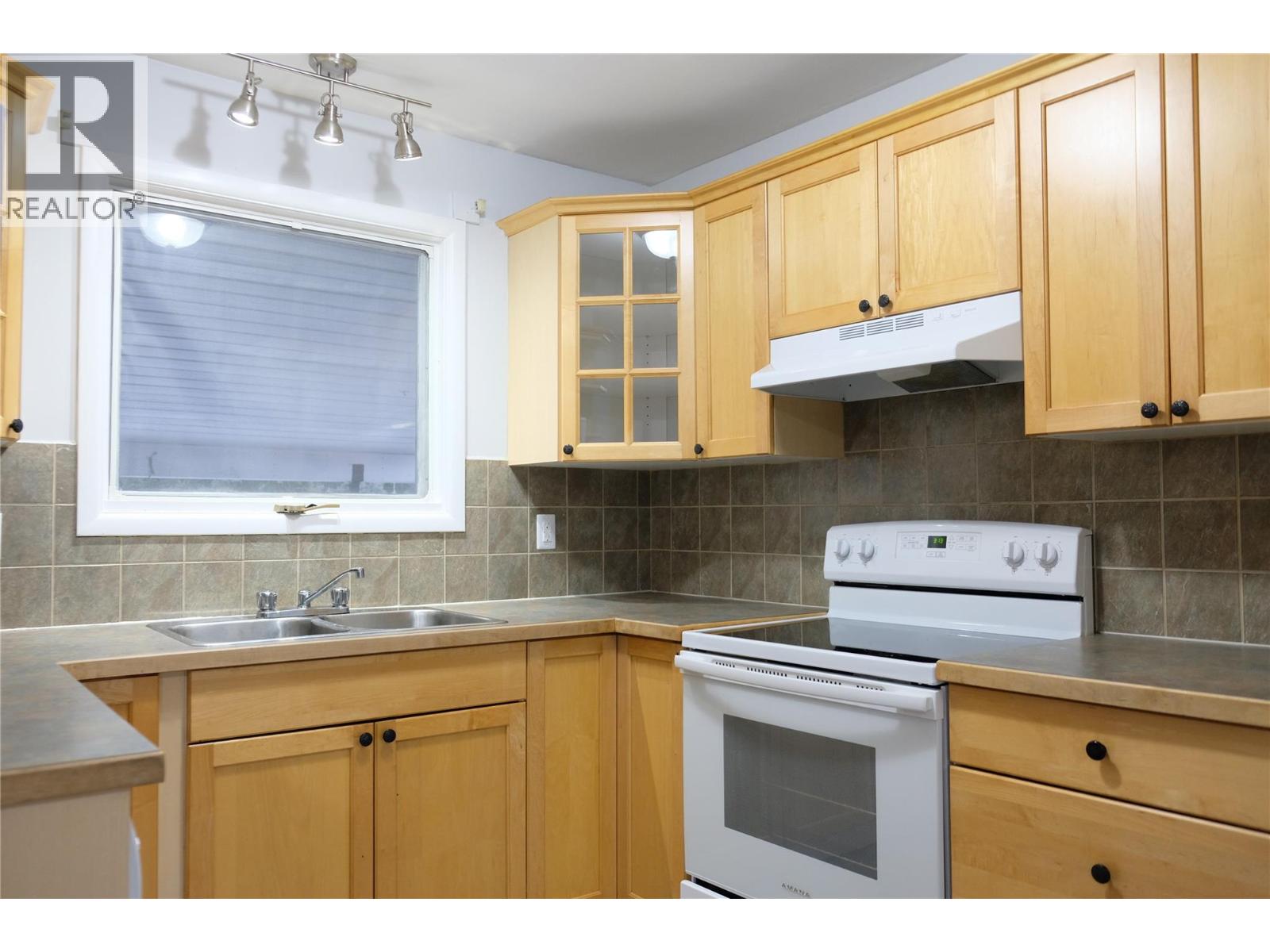 891 2nd Avenue, Fernie, British Columbia V0B 1M0 - Photo 9 - 10374948