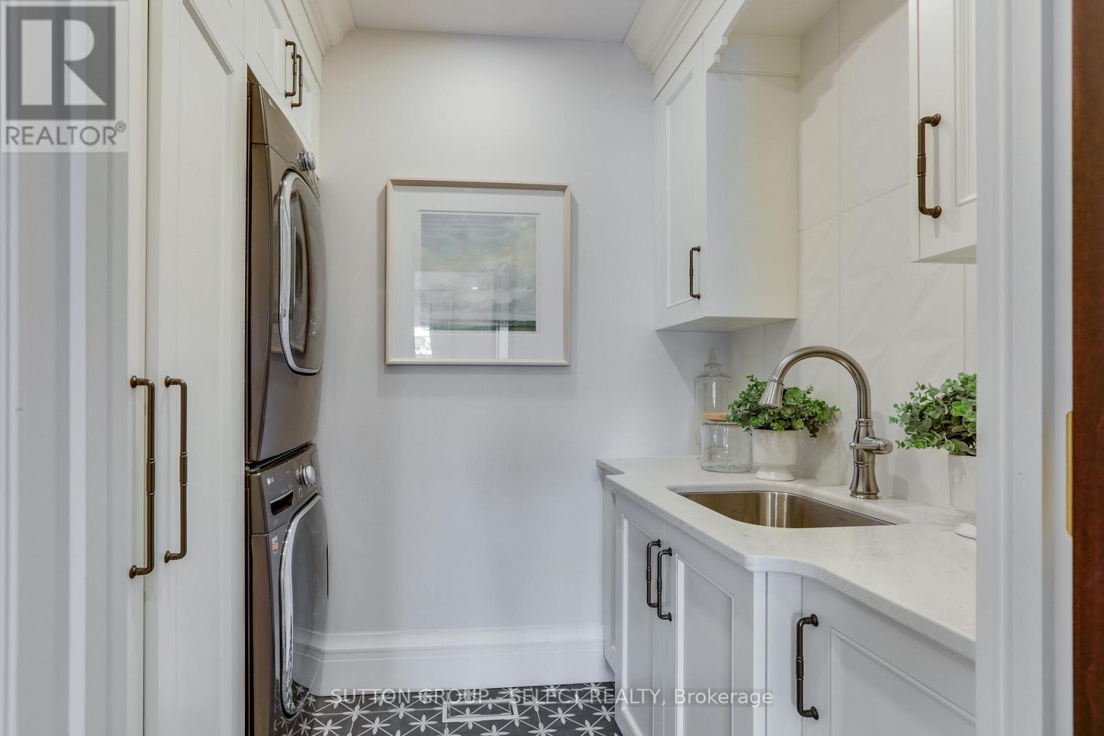 Photo 23 of 49 for 562 Dufferin Avenue